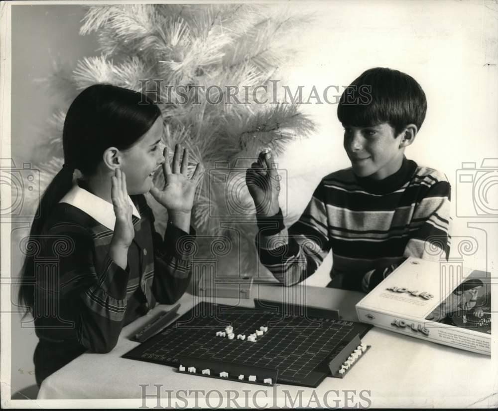 1970 Press Photo Toys - The Ad-Lib crossword game, played by youngsters
