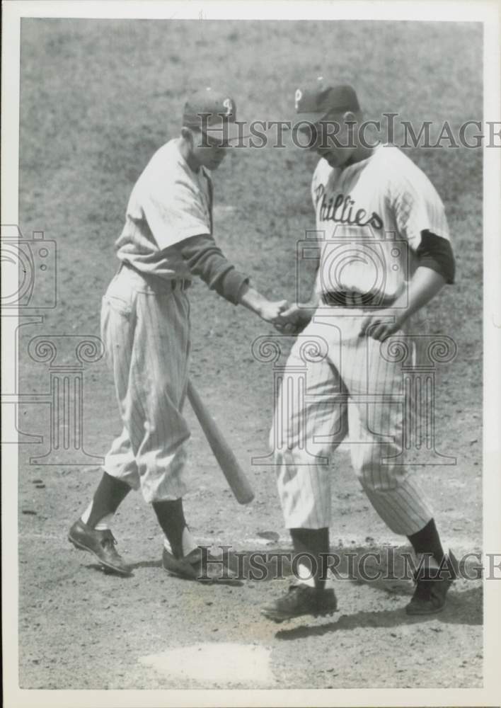 1955 Press Photo Jim Greengrass of the Phillies greeted by batboy Kenny Bush