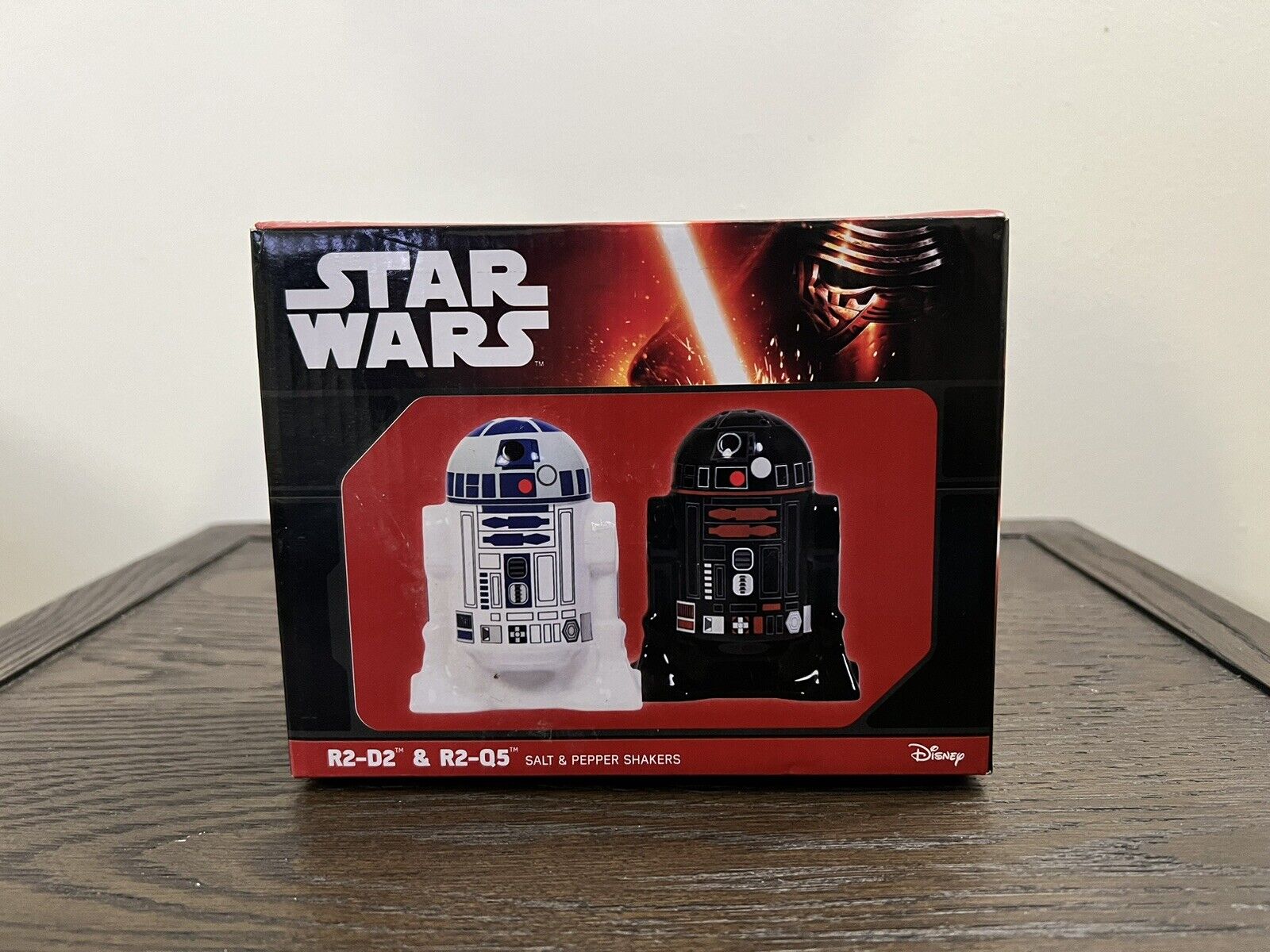 2013 STAR WARS R2-D2 & R2-Q5 Ceramic Salt & Pepper Shakers Droid Figurines