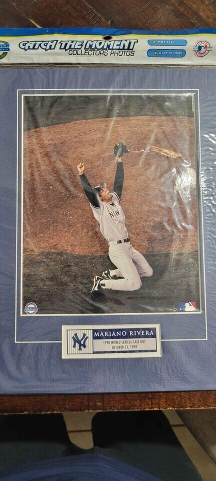 New York Yankees Mariano Rivera 8x10 1998 World Series \'Last Out\' Matted Photo