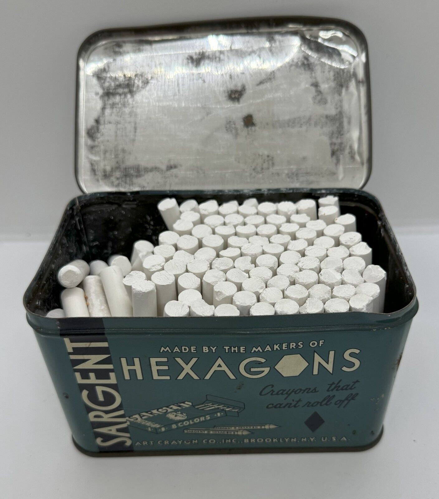 1930\'S SARGENT DUSTLESS CHALKBOARD CRAYONS TIN BOX Still 3/4 Full of Crayons