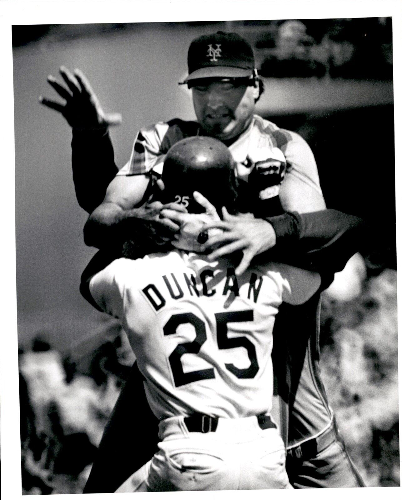 LAE2 Orig Photo DODGERS MARIO DUNCAN CHARGES MOUND & HELD BY METS RAY KNIGHT