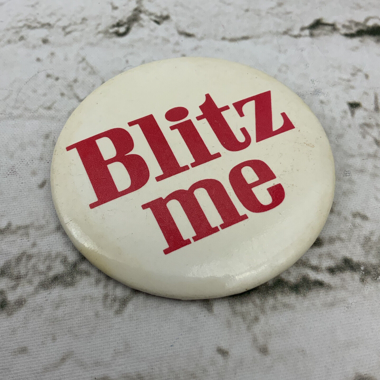 Collectible Pin Back Button Vintage Blitz Me White Red