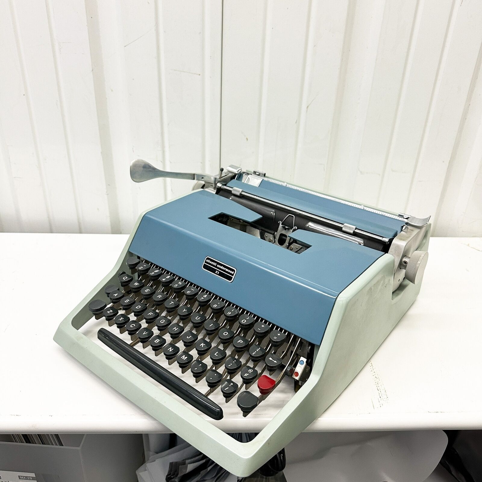 1960s Olivetti Underwood 21 Portable Typewriter in Working Condition With Case