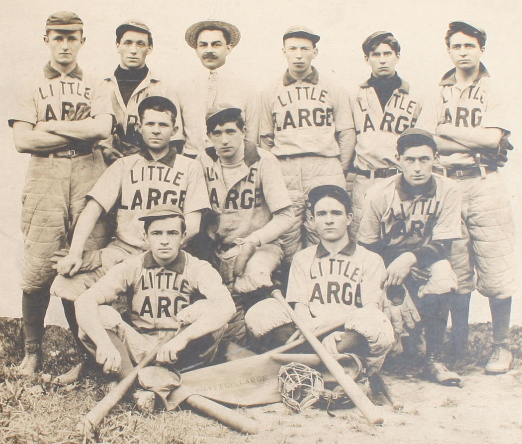 BASEBALL TEAM, LITTLE LARGE. PLAYERS IN UNIFORM WITH PLAYING EQUIPMENT. 1900s