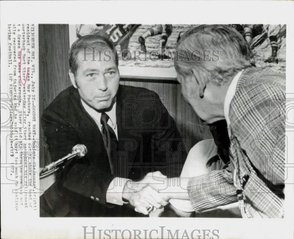 1972 Press Photo Dominic Olejniczak greets Bart Starr at Green Bay conference