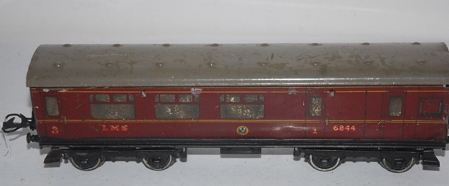 HORNBY SERIES O GAUGE No 2 CORRIDOR COMPOSITE COACH IN LMS RED LIVERY