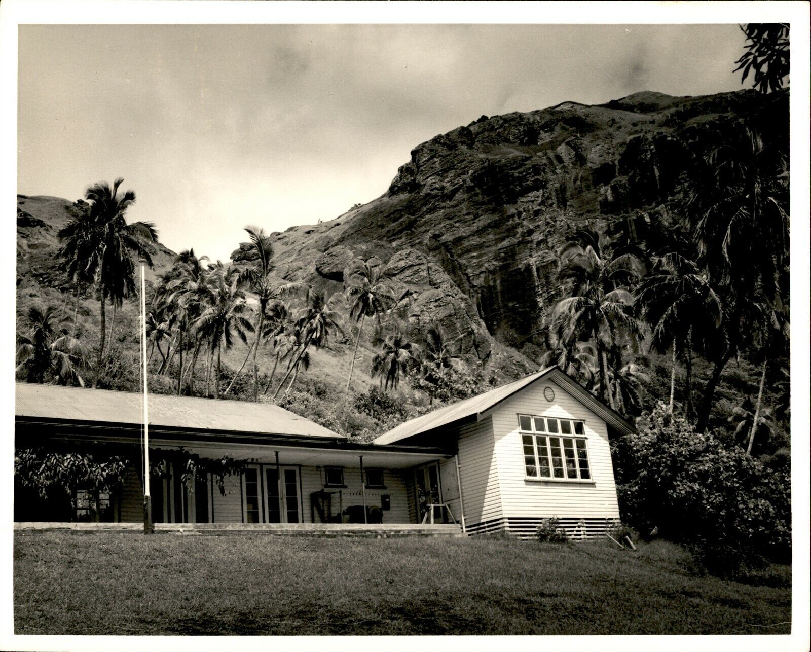 GA125 Orig Photo PITCAIRN ISLAND SCHOOL BUILDING Christian Cave Tropical Pacific