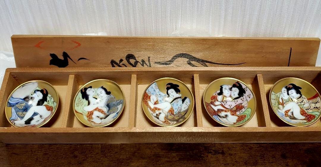 Japanese Vintage KUTANI ware Sake cup SHUNGA MAKURA-E SAKAZUKI 5-piece set 