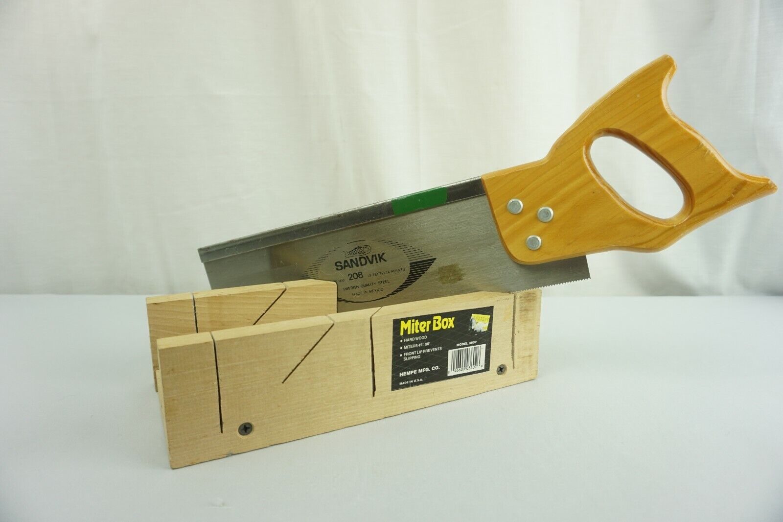 Hempe MFG Co. 3602 Miter Box with Sandvik 208 14/350mm  Back Hand Saw 