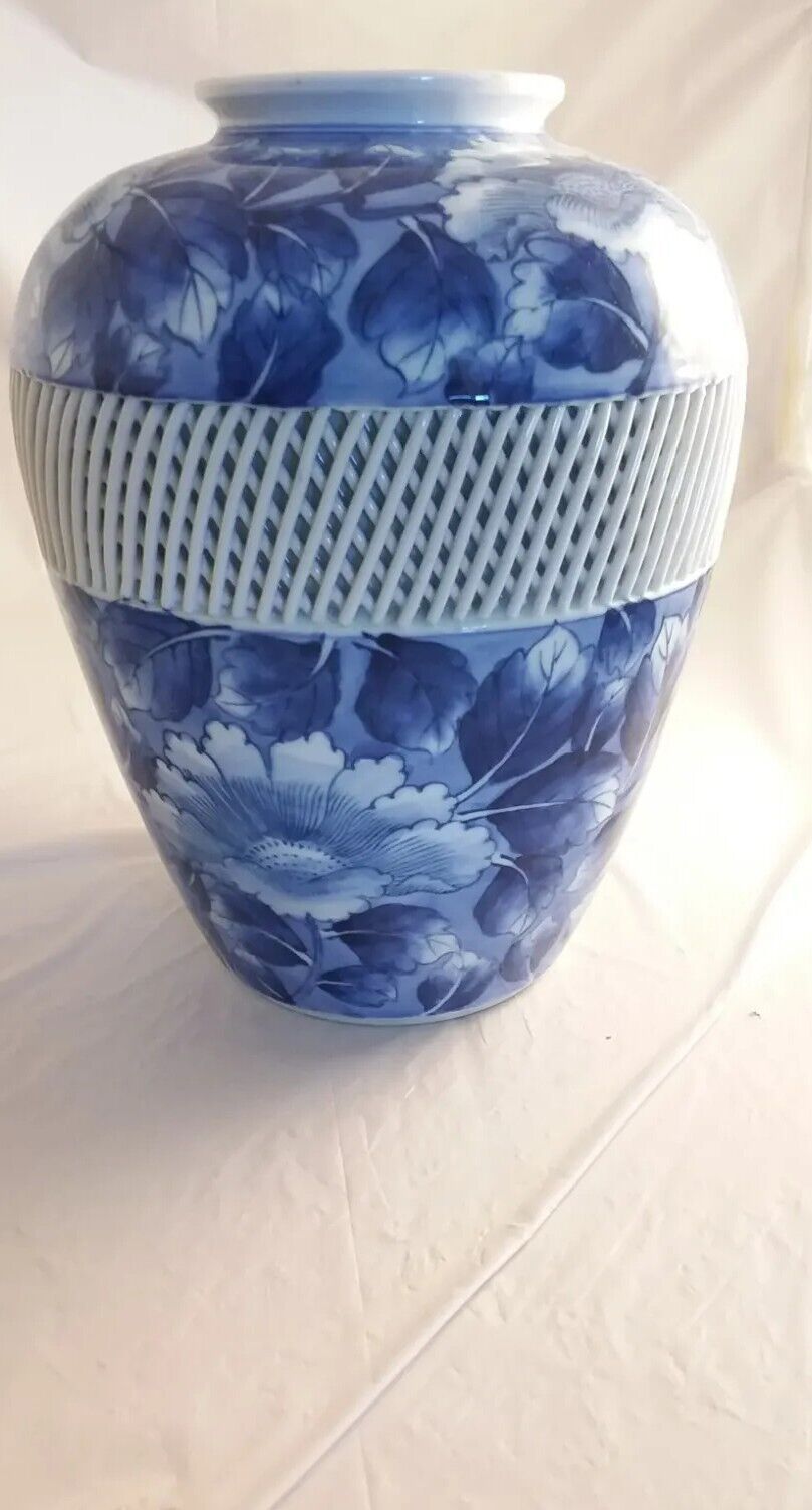 Japanese Porcelain Vase Blue & White 9x7 inches 