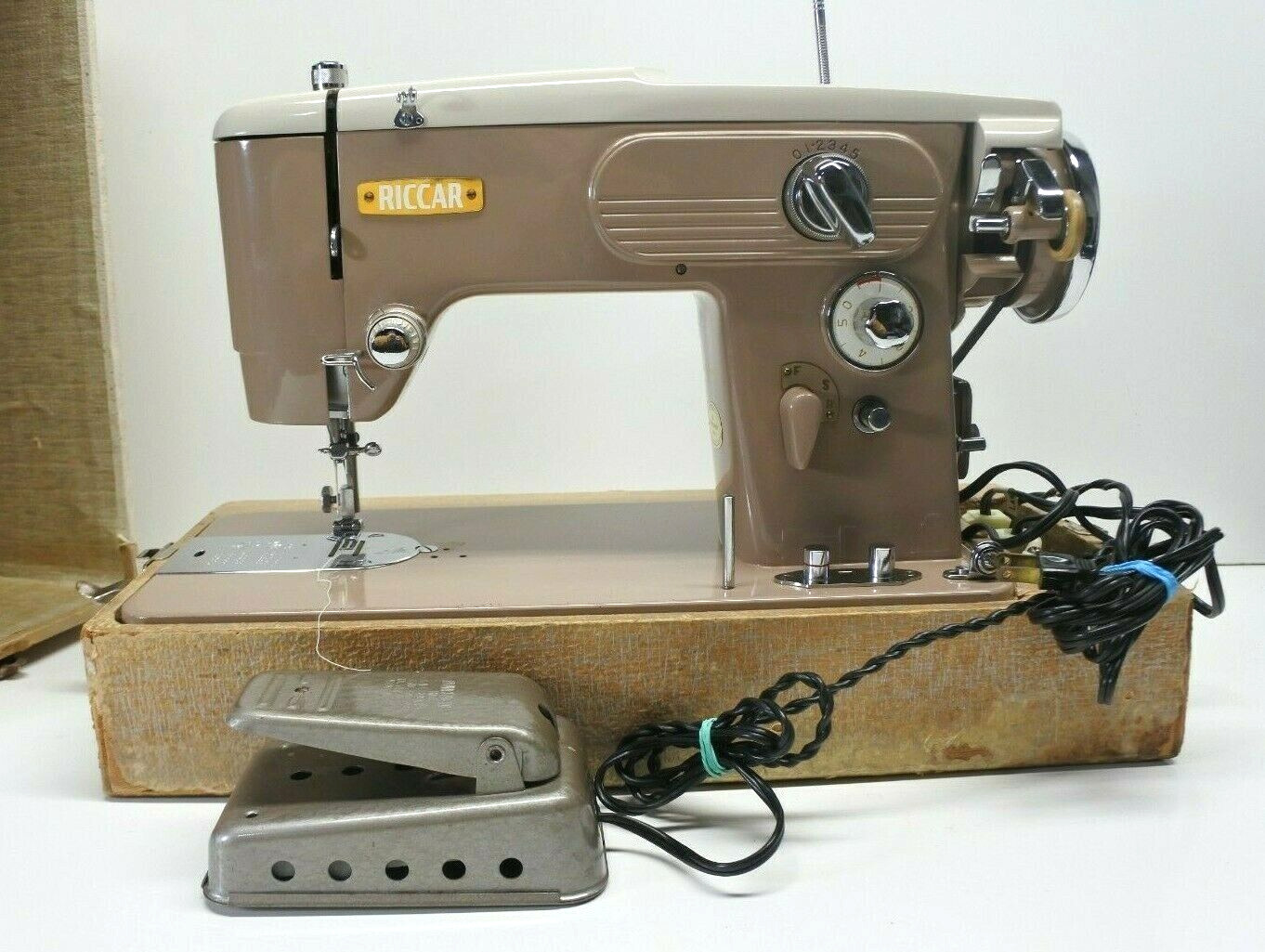 Riccar Sewing Machine Model RZ-204B W/ Case & Pedal - Japan US - Works