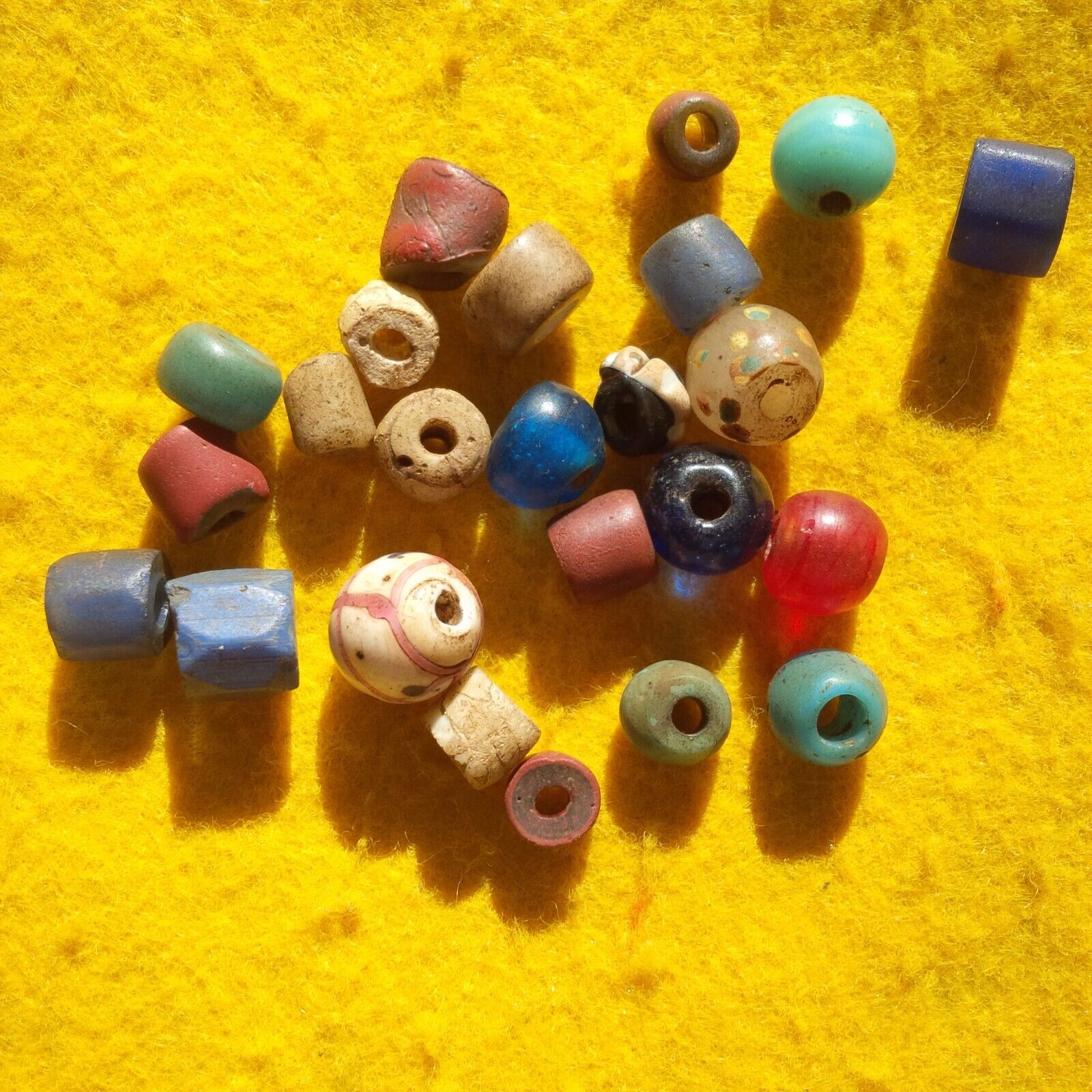 24 ANTIQUE TRADE BEADS NEW MEXICO ARROWHEADS 1800\'S TRADE BEADS WITH NICE PATINA