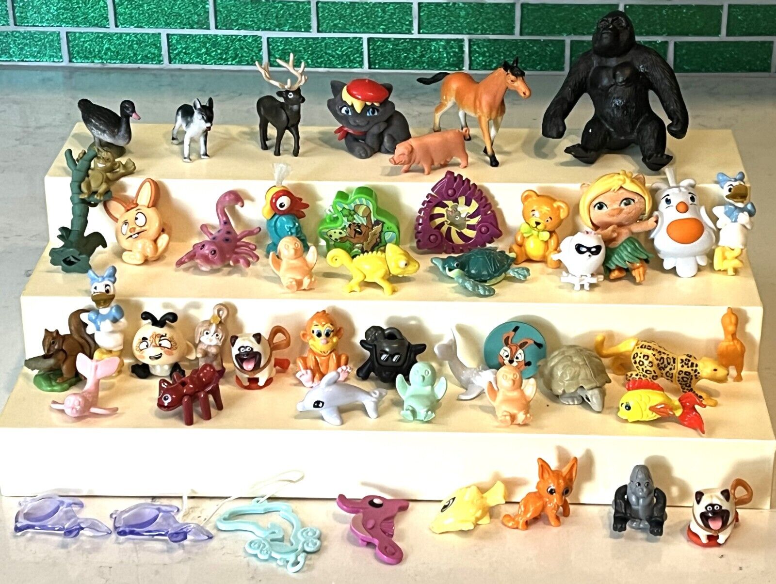 47 Animal Toy Plastic Figurines, Medalions ets.: Farm, Wild, Cartoon Characters