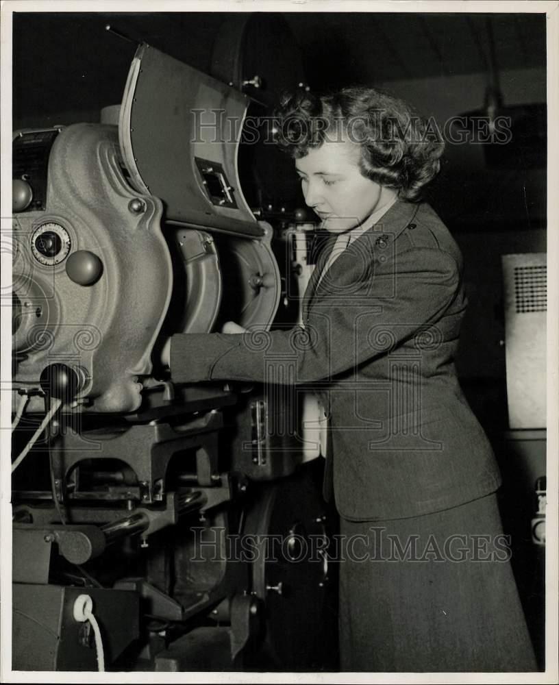 1944 Press Photo Marine Private Jeanette Keeney working on sound equipment, CA