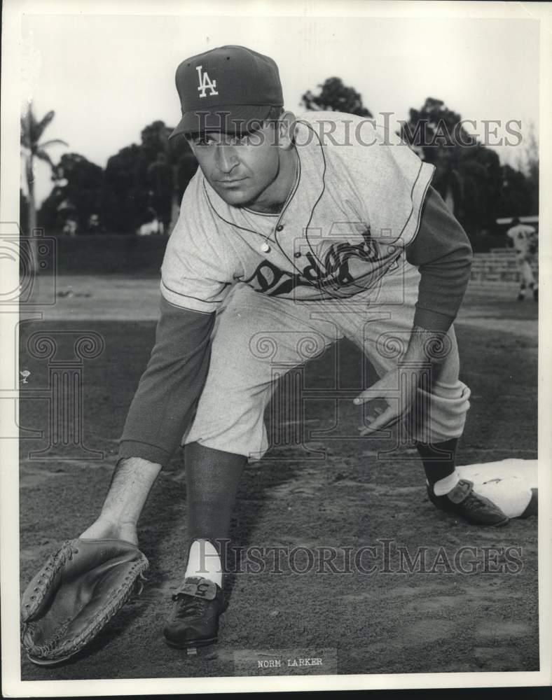 1960 Press Photo Norm Larker Playing First Base for the Los Angeles Dodgers