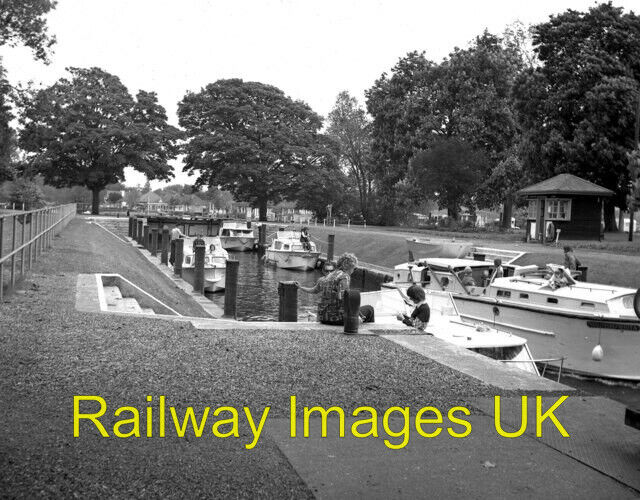 Photo - Penton Hook Lock. River Thames c1974