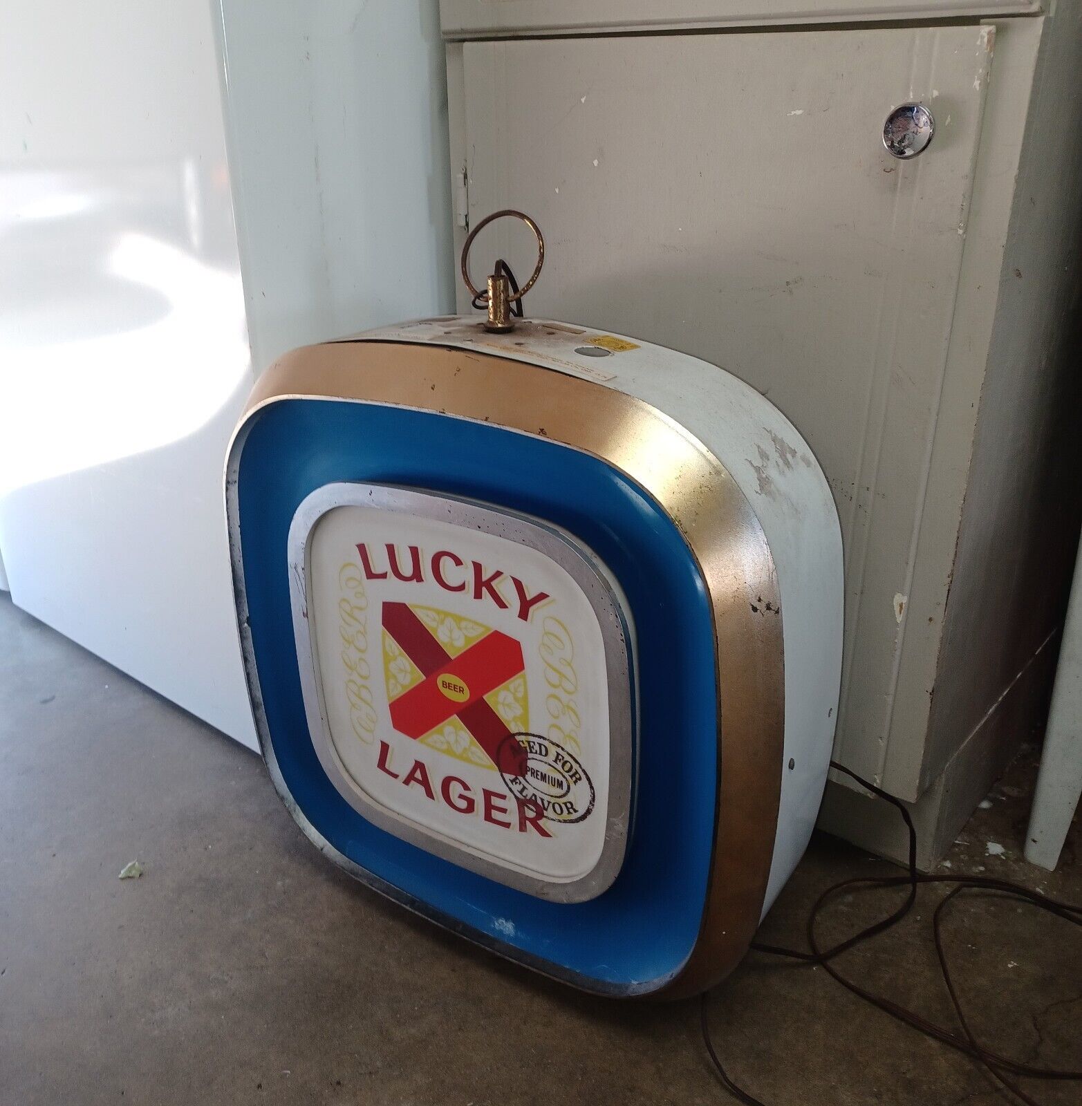 lucky lager motion rotating lighted beer sign hamms