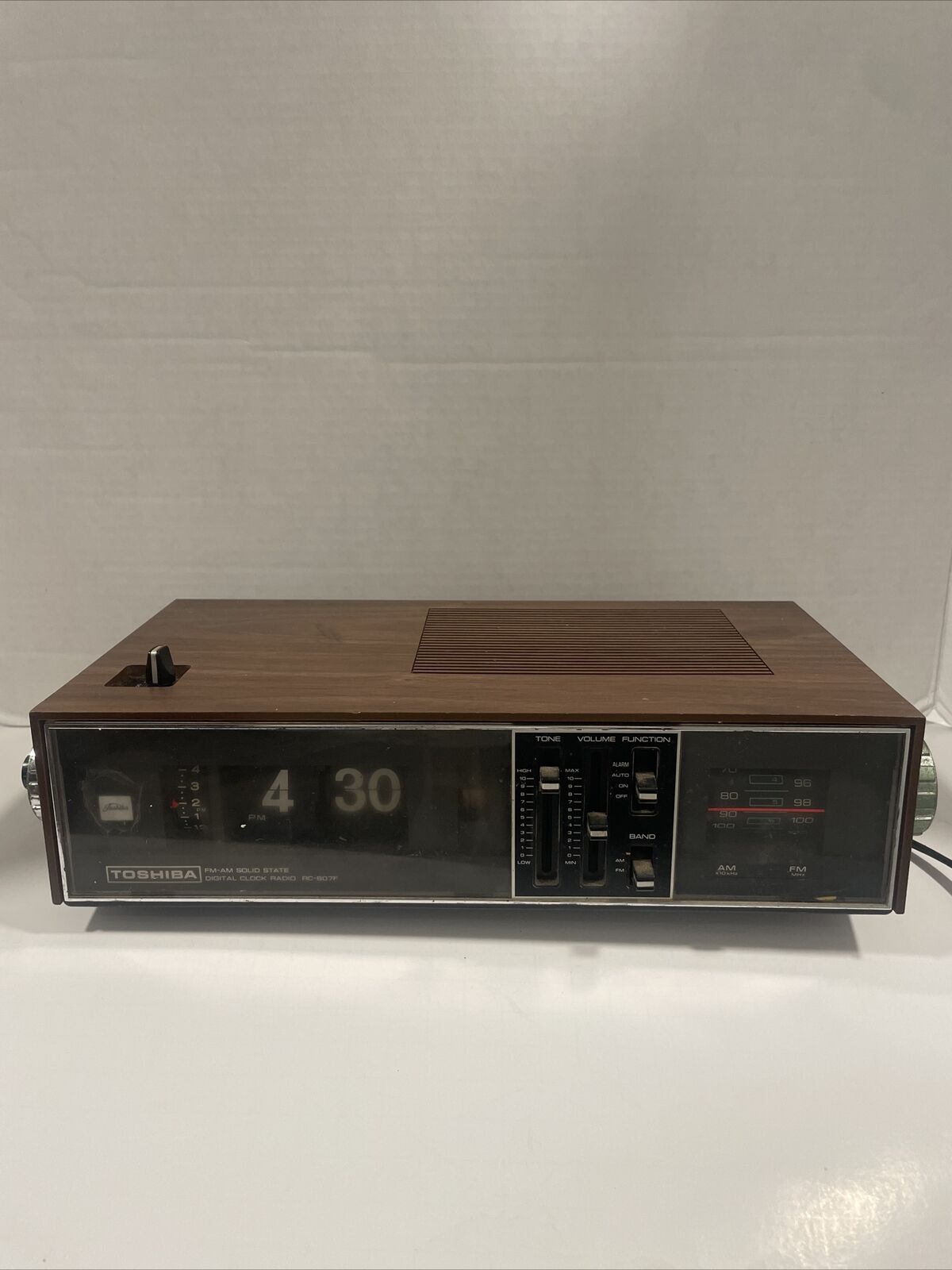 Vintage Toshiba AM/FM Solid State Flip clock radio RC-807F Working Retro