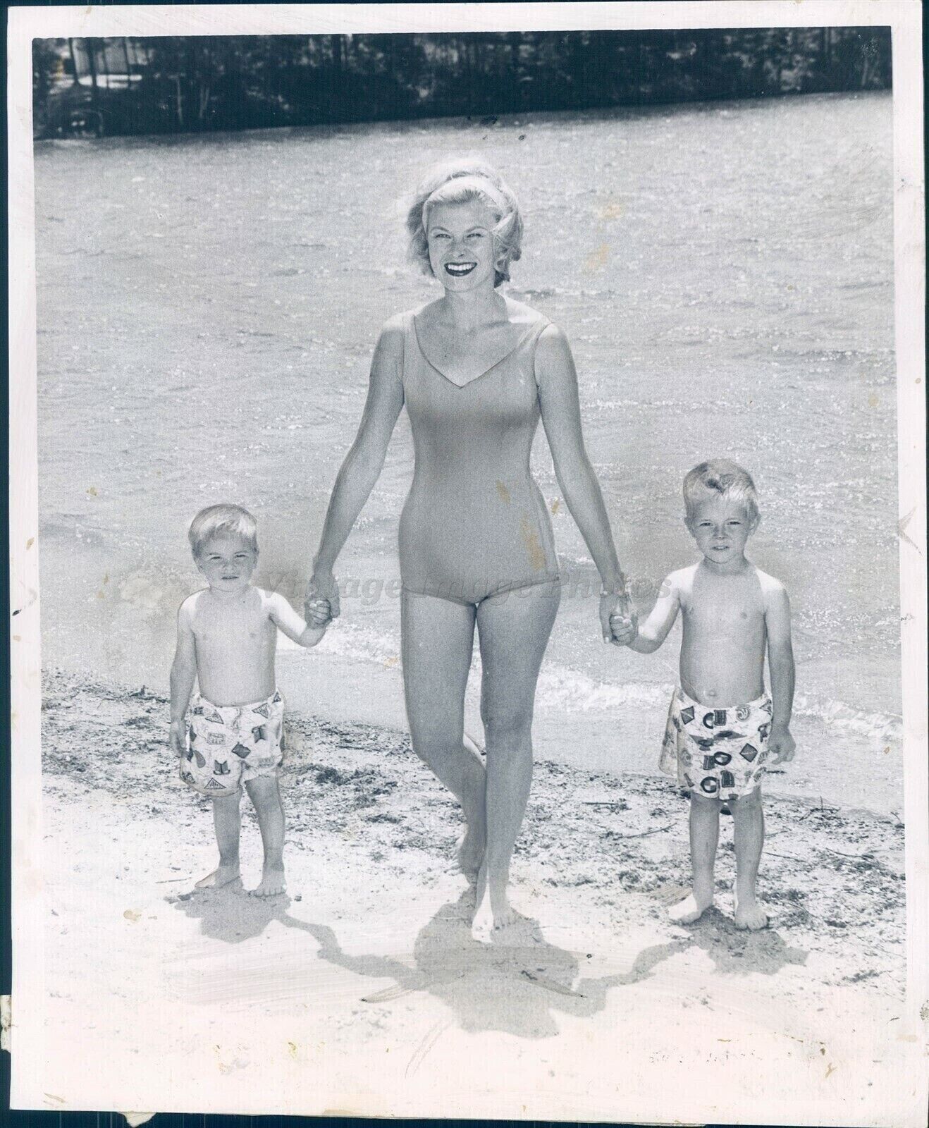 1961 Photo Charlotte Carter Hart Model Children Beautiful Woman Beach Water