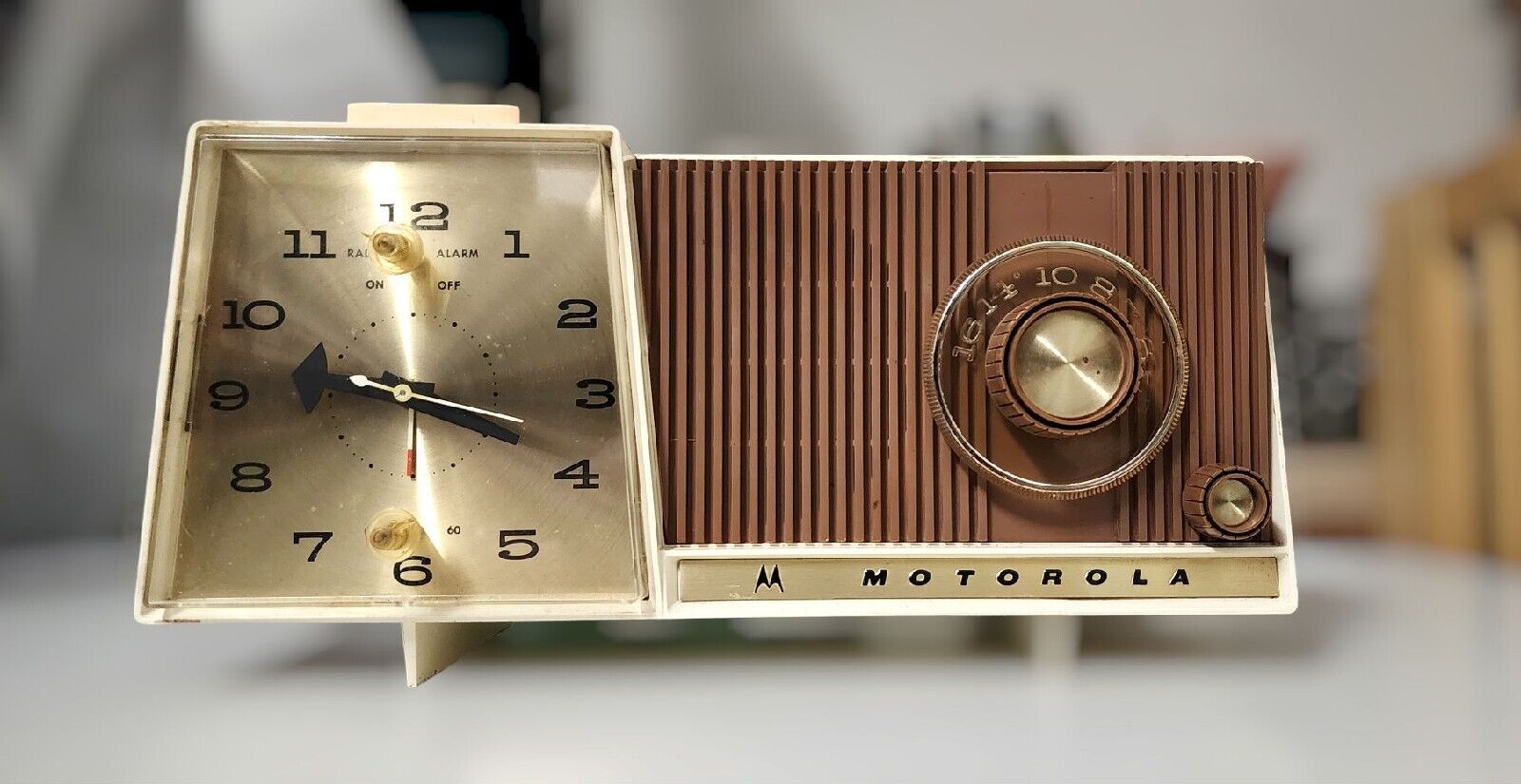 1961 Motorola C18W Atomic MCM AM Tube Radio White Brown Excellent
