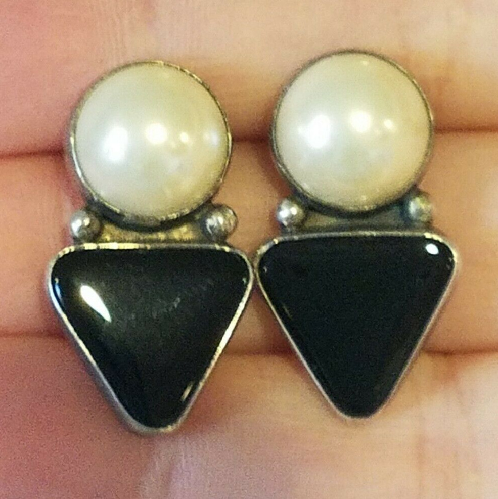 KEE NATAANI, Navajo. NEW/Vintage 1996 Sterling Silver/Onyx/Pearl Earrings