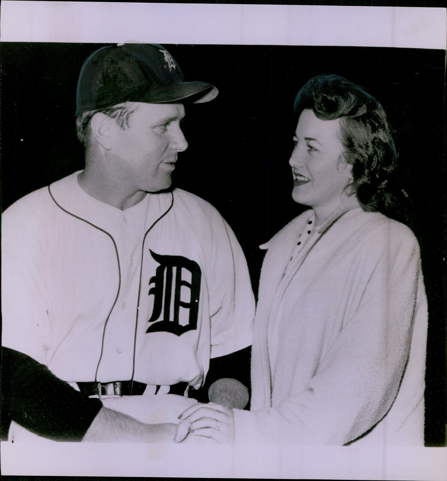 LG788 1952 Wire Photo VIRGIL TRUCKS Detroit Tigers Baseball Pitcher Lovely Lady