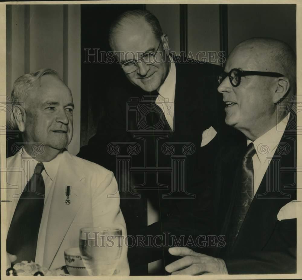 1957 Press Photo E.E. Townes, Robert Storey and Joel Berry confer on oil, Texas.