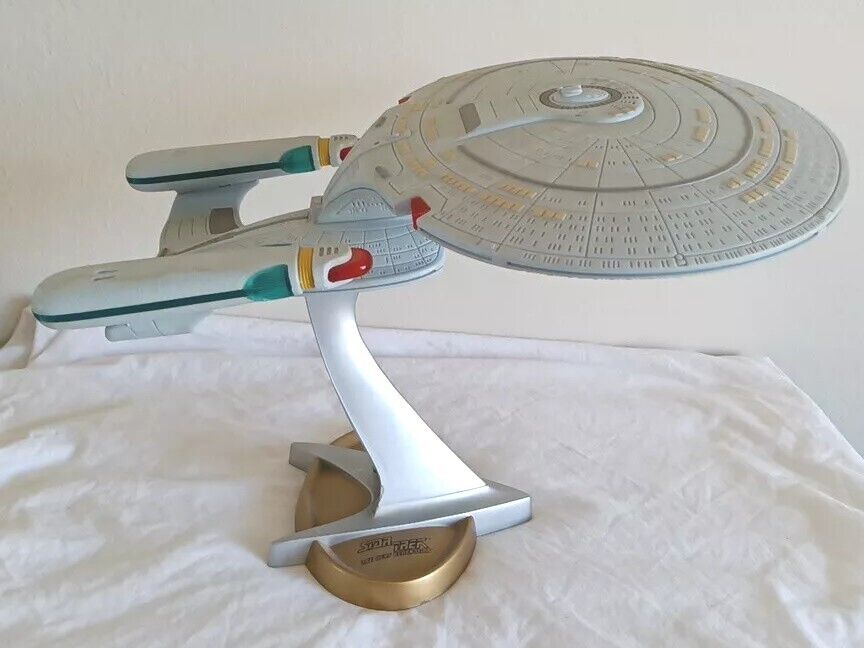Star Trek 1992 USS Enterprise NCC-1701-D w/ Stand Paramount Pictures Playmates