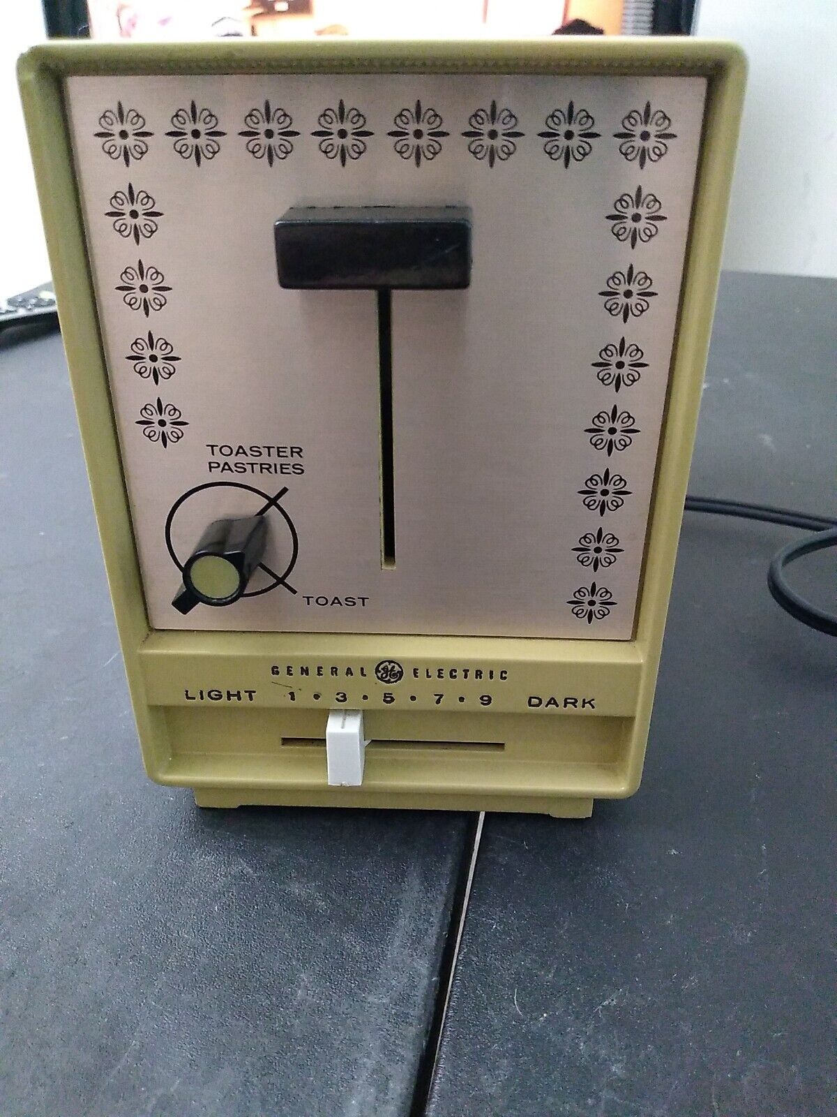 Vintage GE 1960's Toaster: Tested, Harvest Gold