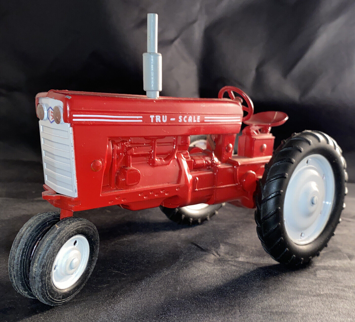 TRU-SCALE VNTG 560 IH TRACTOR 8 INCHES LONG AND 4 INCHES