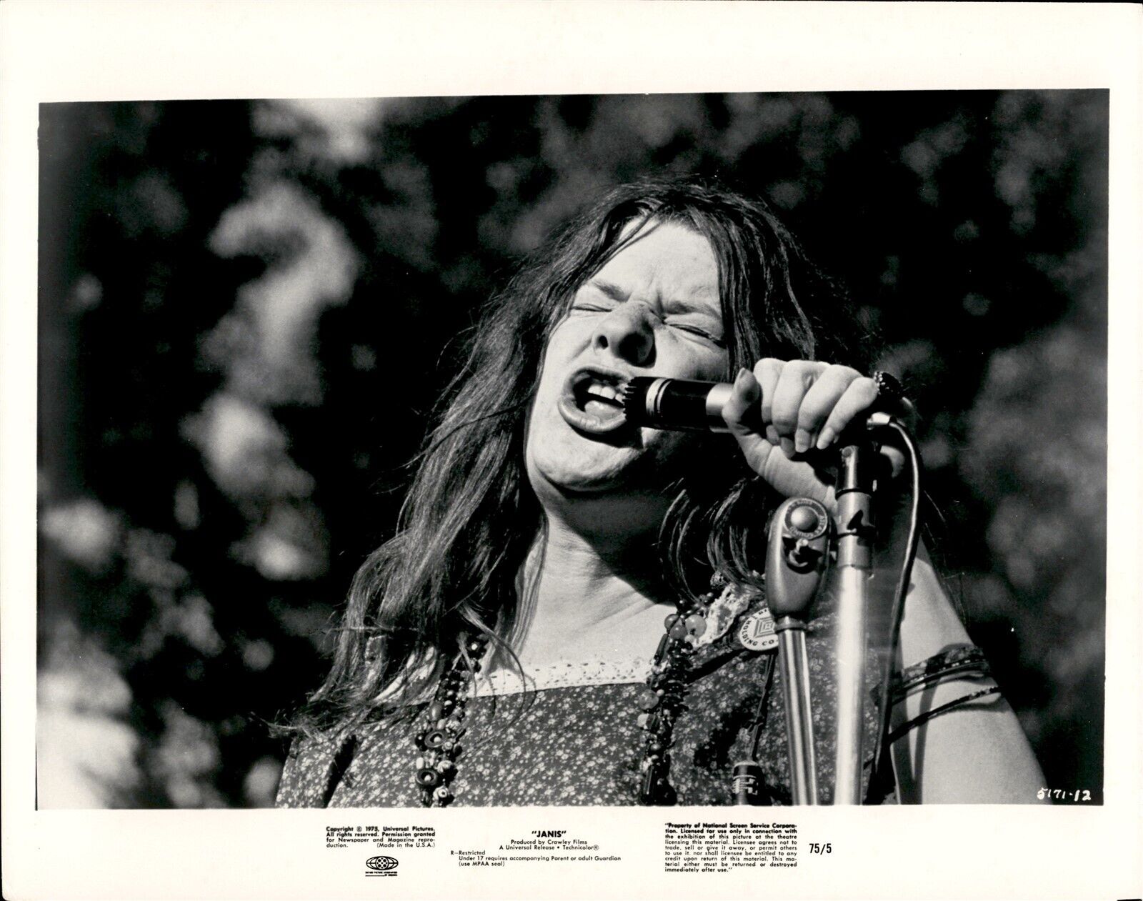 LD300 1975 Orig Photo JANIS JOPLIN SINGING IN CONCERT Outdoor Stage Music Icon