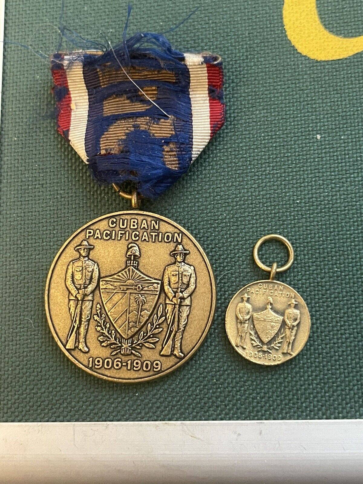 Cuban Pacification Medal And Miniature Wrapped Brooch 