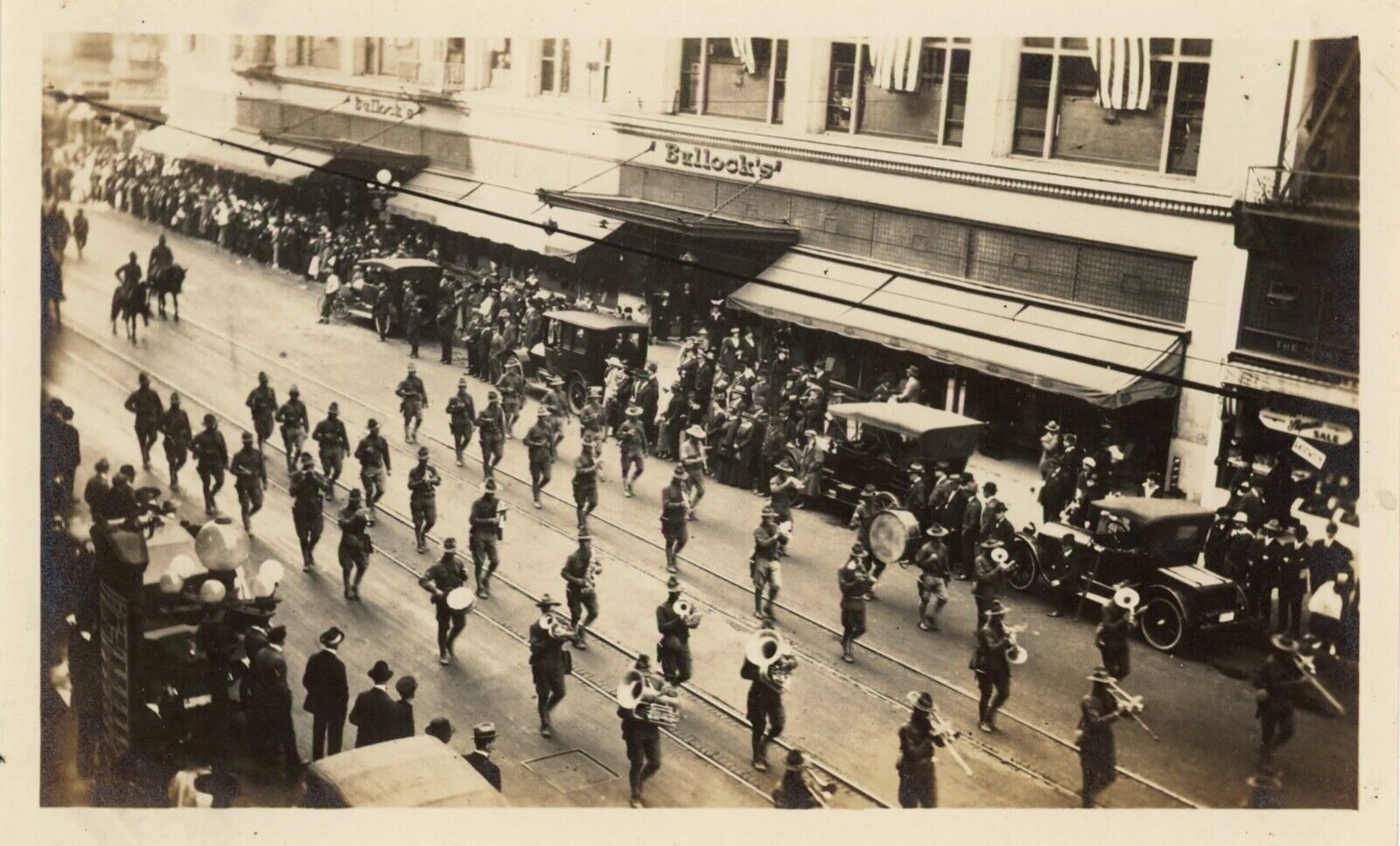 1920s vintage PHOTO SOLDIERS on PARADE WWI street LOS ANGELES walk past BULLOCKS