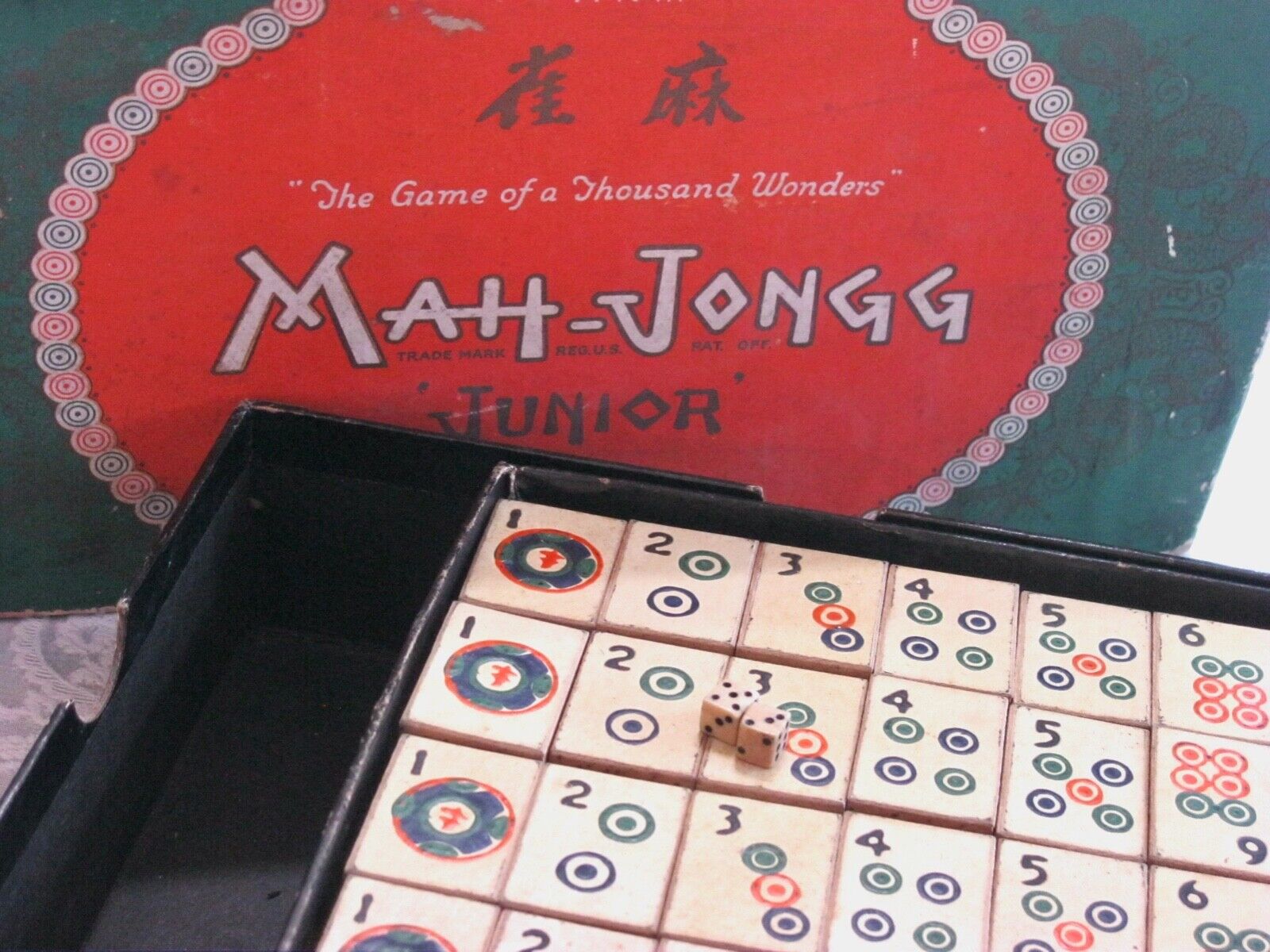 ANTIQUE / VINTAGE MAH - JONGG JUNIOR GAME CIRCA 1923 WITH ALL TILES & TINY DICE