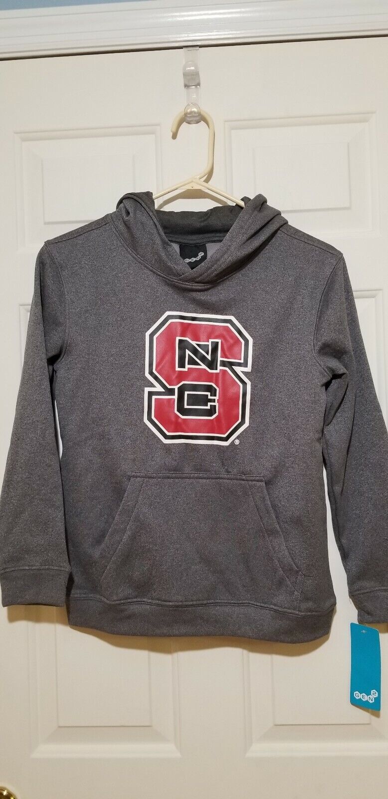 North Carolina State Wolfpack Youth Medium (10-12) Hooded Sweatshirt. NWOT.