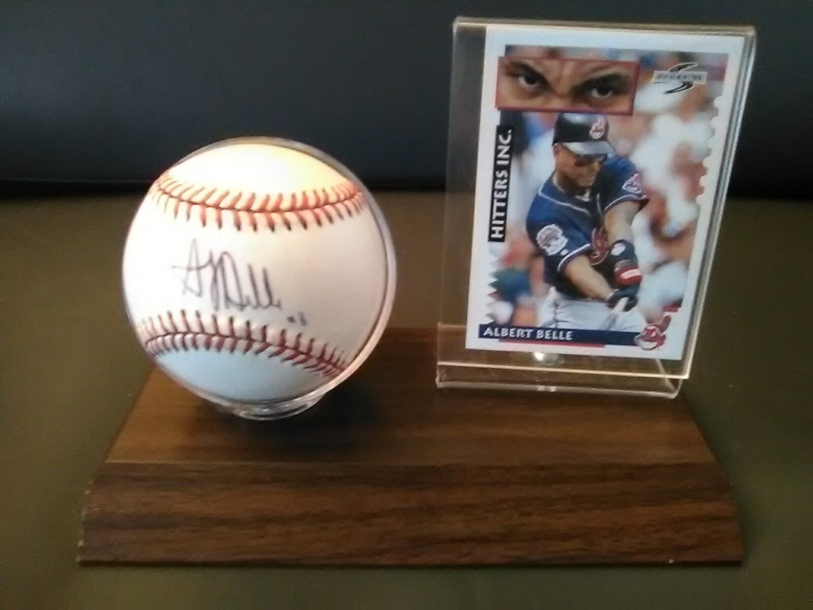 ALBERT BELLE Signed Rawlings American League Baseball Autograph on Display Stand