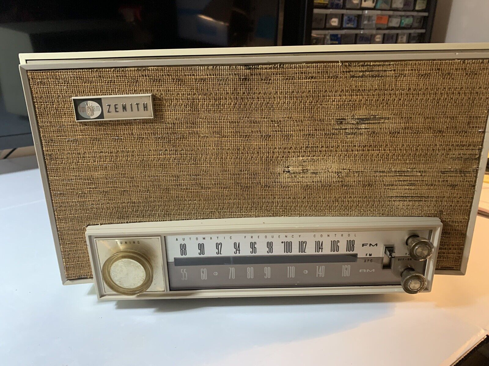 Vintage Zenith K725 Ivory AM/FM Tube Table Radio WORKS