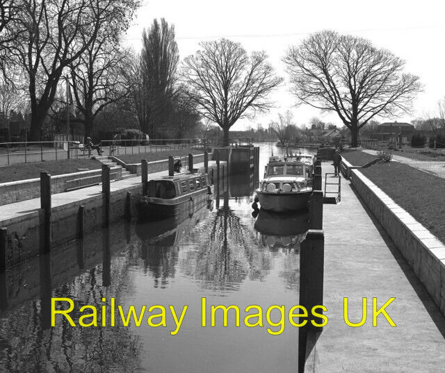 Photo - Penton Hook Lock River Thames c1974