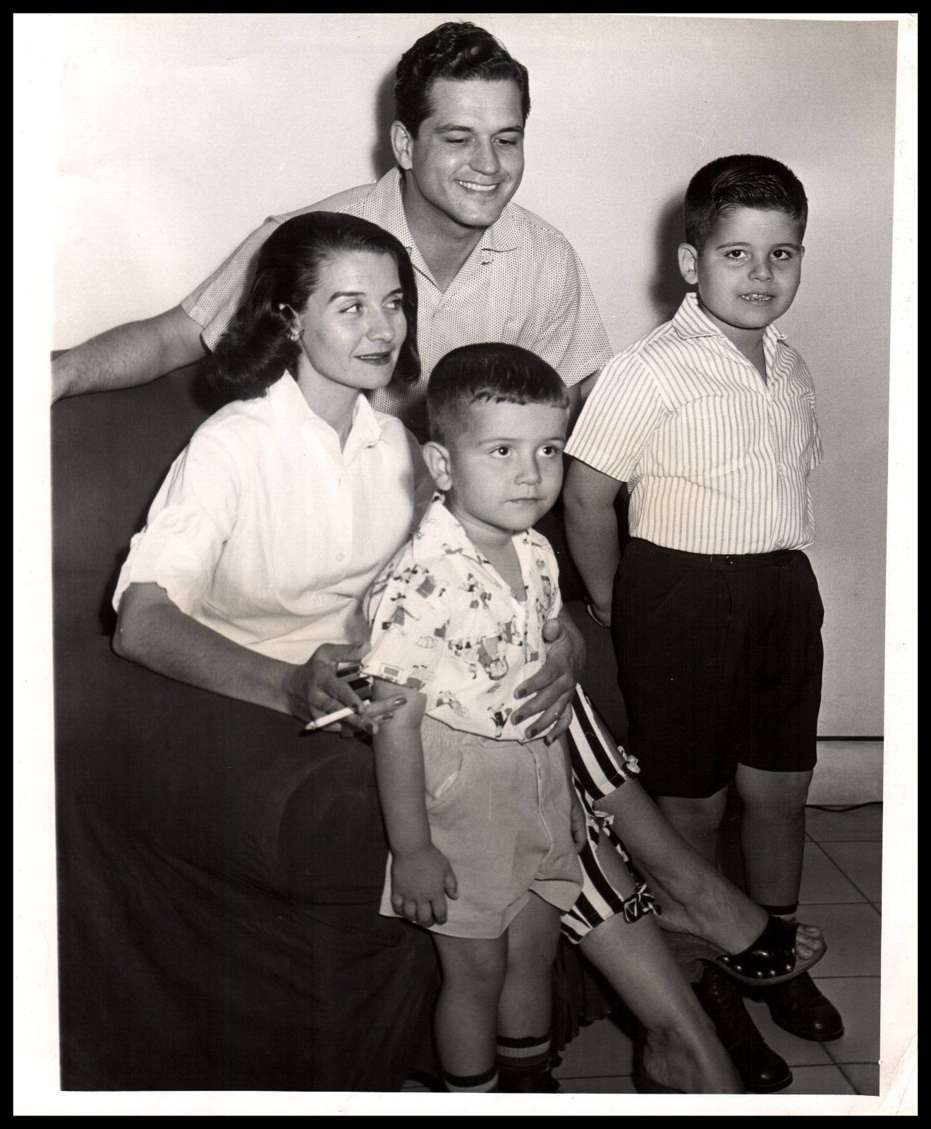 CUBAN ACTOR PEDRO ALVAREZ WIFE MARIA ELENA DE GUISA & KIDS CUBA 1957 Photo Y 379