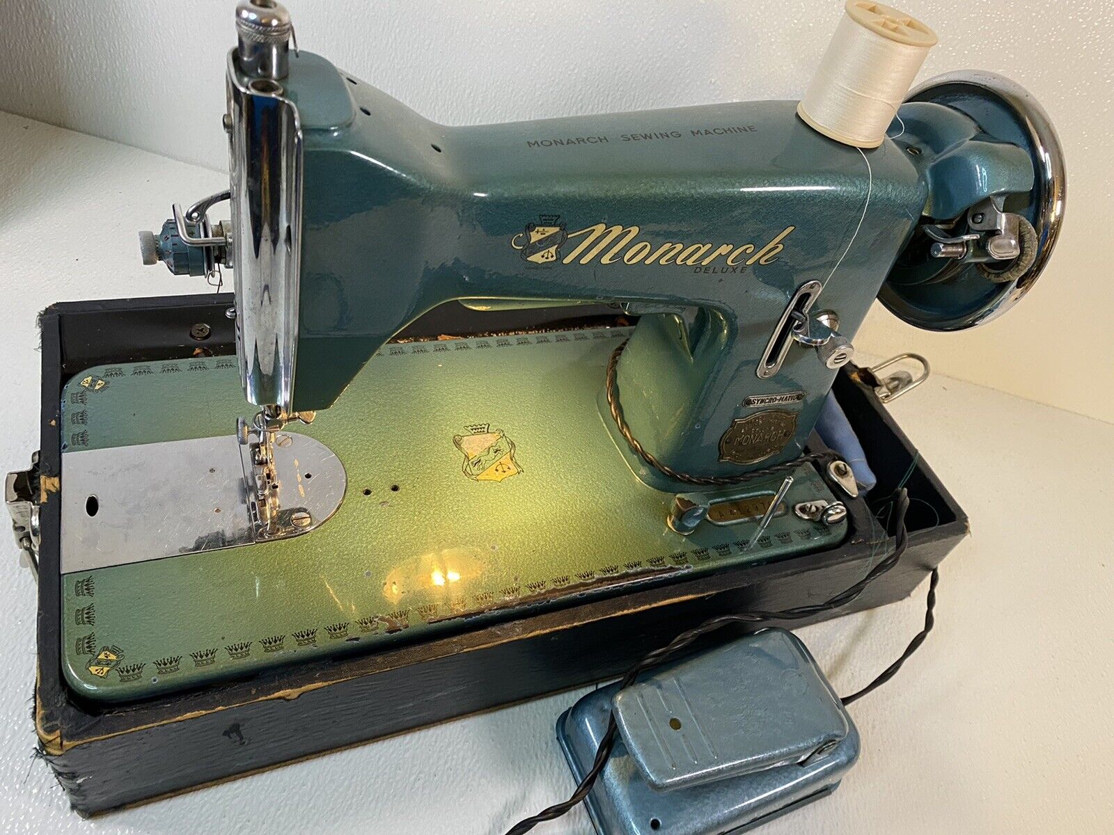 Vintage Portable Monarch Deluxe Electric Sewing Machine Made In Japan W/ Case