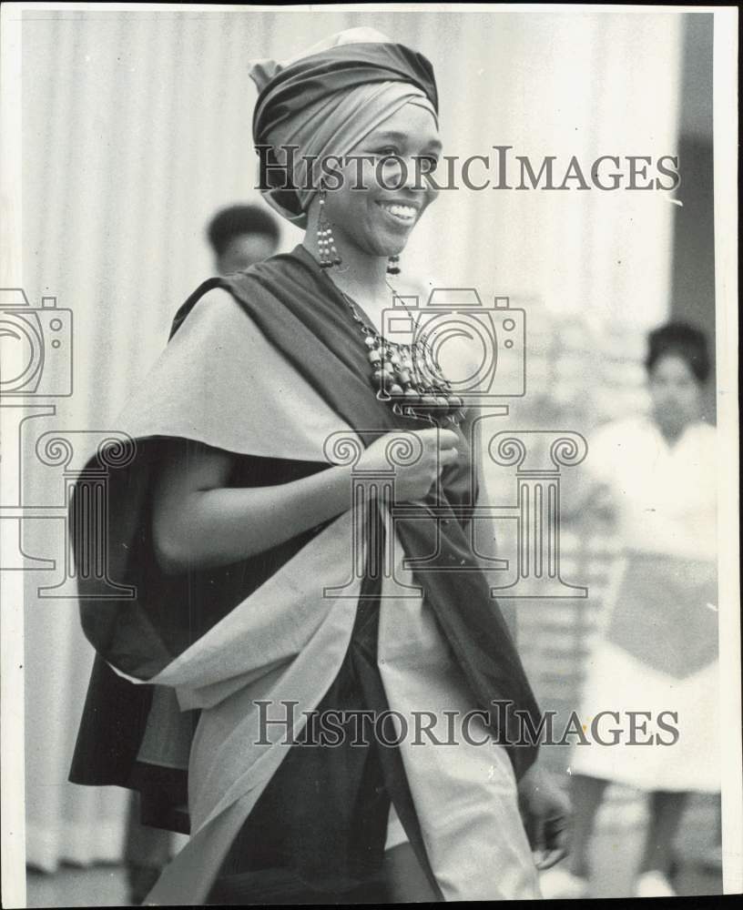 1971 Press Photo Glenda Darby Models African Fashions at Malcolm X College