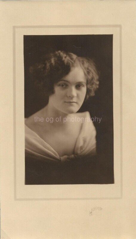 ANTIQUE PORTRAIT OF A WOMAN FROM BACK IN THE DAY Vintage FOUND PHOTO bw 05 1 XX