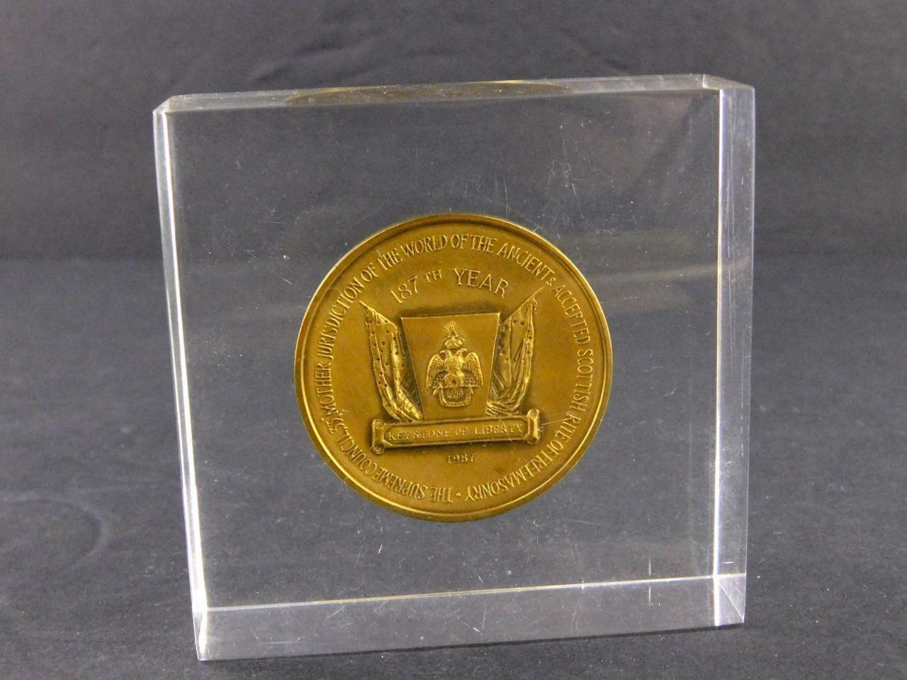 1987 MACO Bronze Scottish Rite US Constitution Bicentennial Medal in Lucite GOOD
