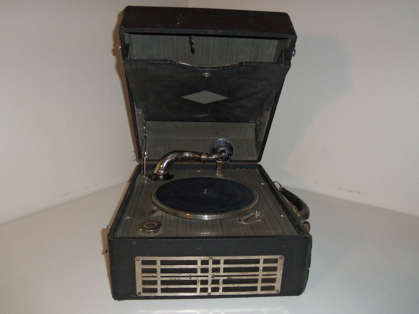 Vintage SILVERTONE Portable Hand Crank Record Player Black Latching Case