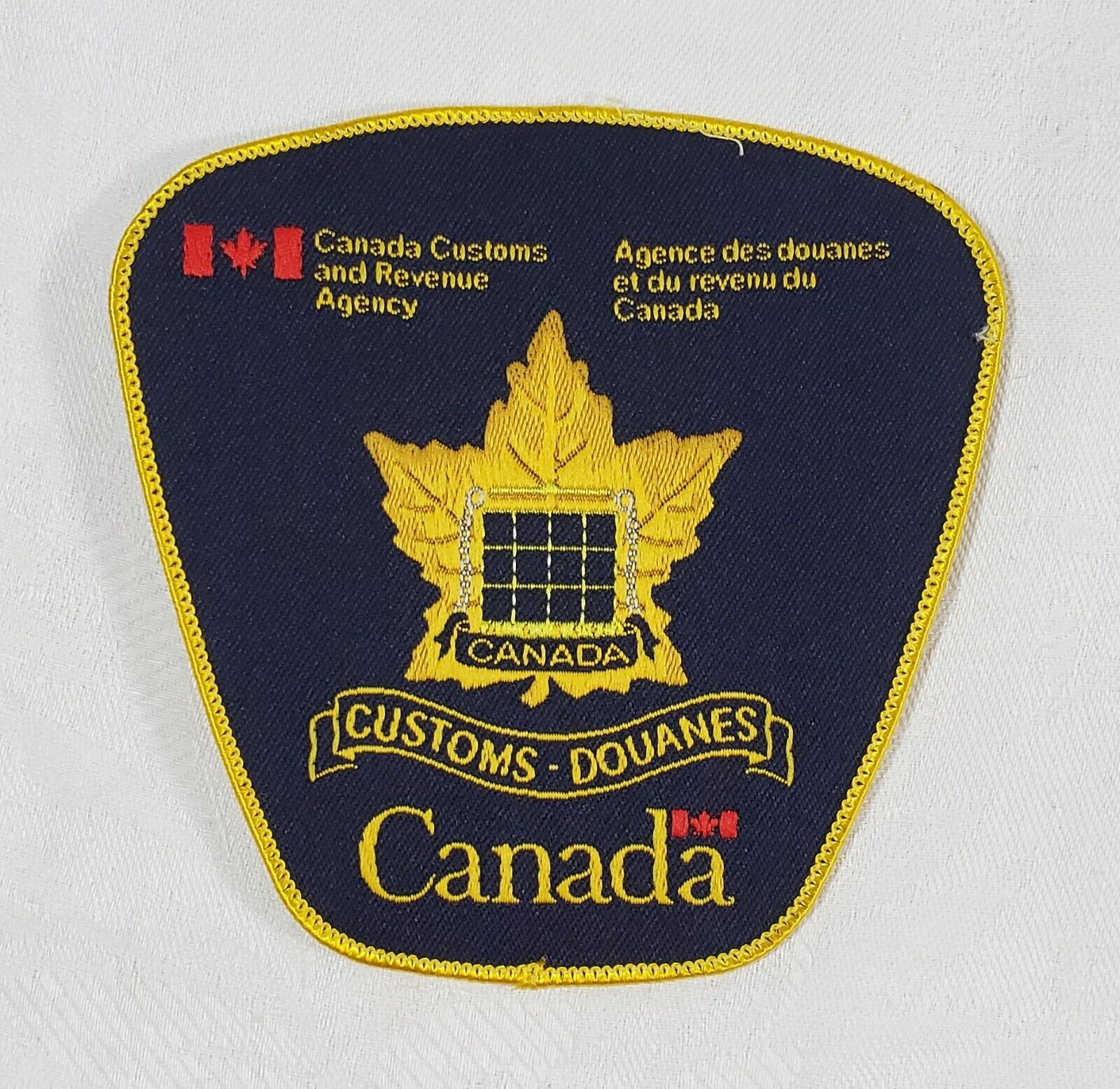 CANADA CUSTOMS & REVENUE AGENCY CANADIAN POLICE SHOULDER PATCH - EXCELLENT SHAPE