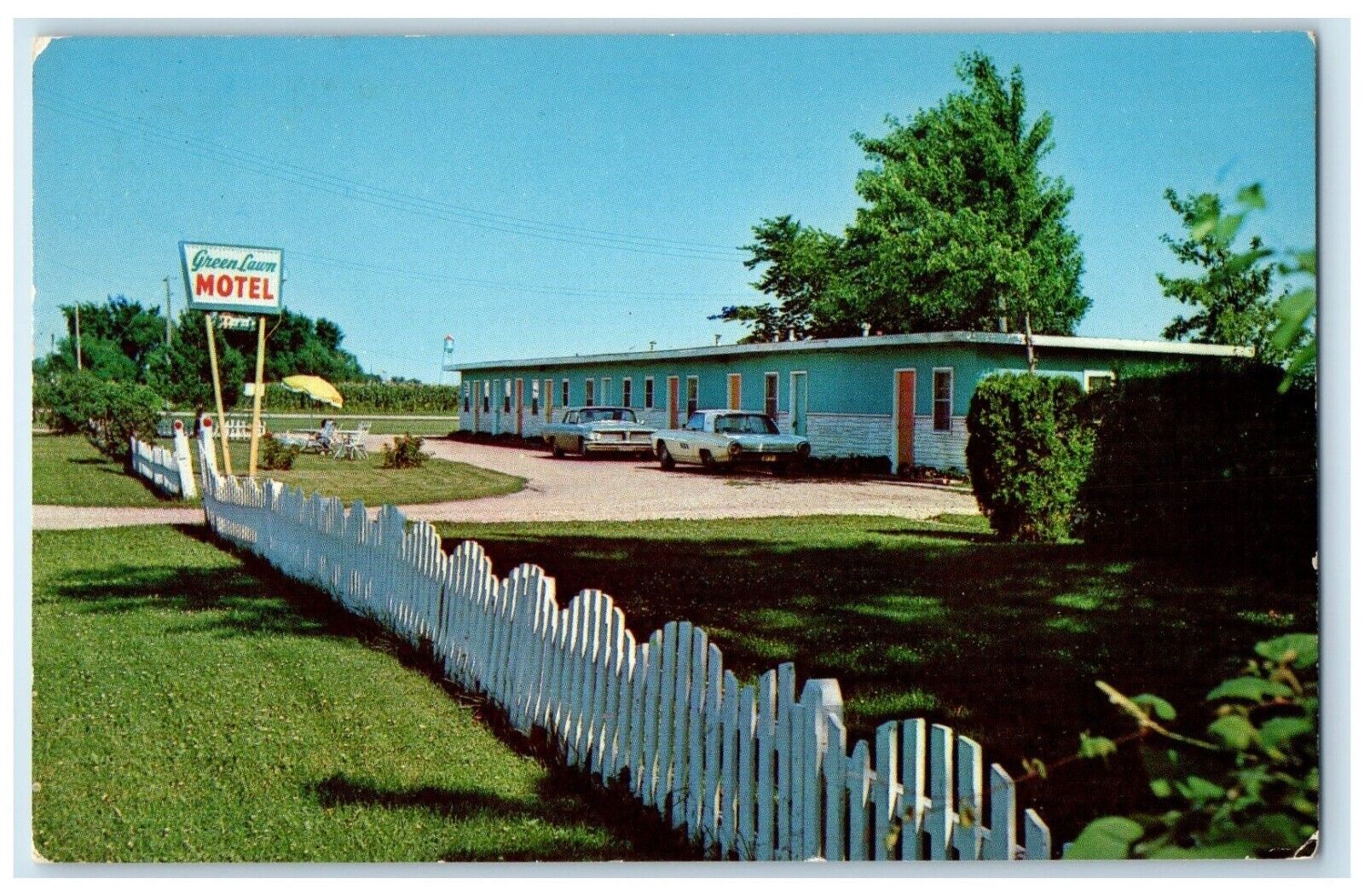 c1960 Green Lawn Motel Play Area Picnic Exterior Eagle Lake Minnesota Postcard
