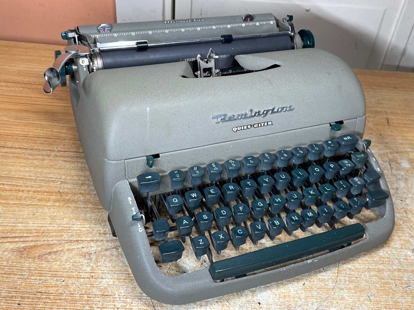 1954 Remington Quiet-Riter (Elite) Portable Typewriter Working w New Ink & Case