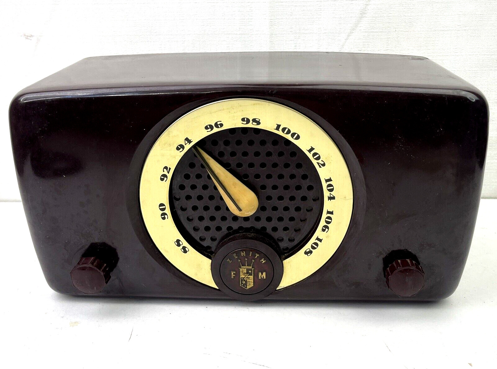 1949 ZENITH Model 7H918 7 Tube FM Broadcast Radio Bakelite Brown Chassis 7F03