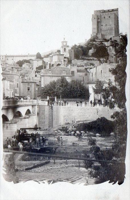 CPA 30 PHOTO CARD SHOWING A VIEW OF A GARDEN VILLAGE IN THE RIVER MACHINE